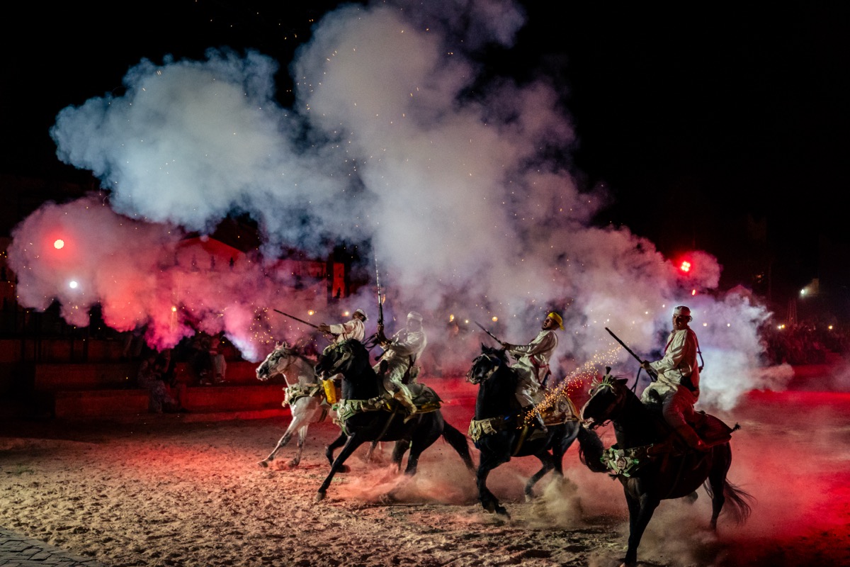 Fantasia à cheval dans la fumée