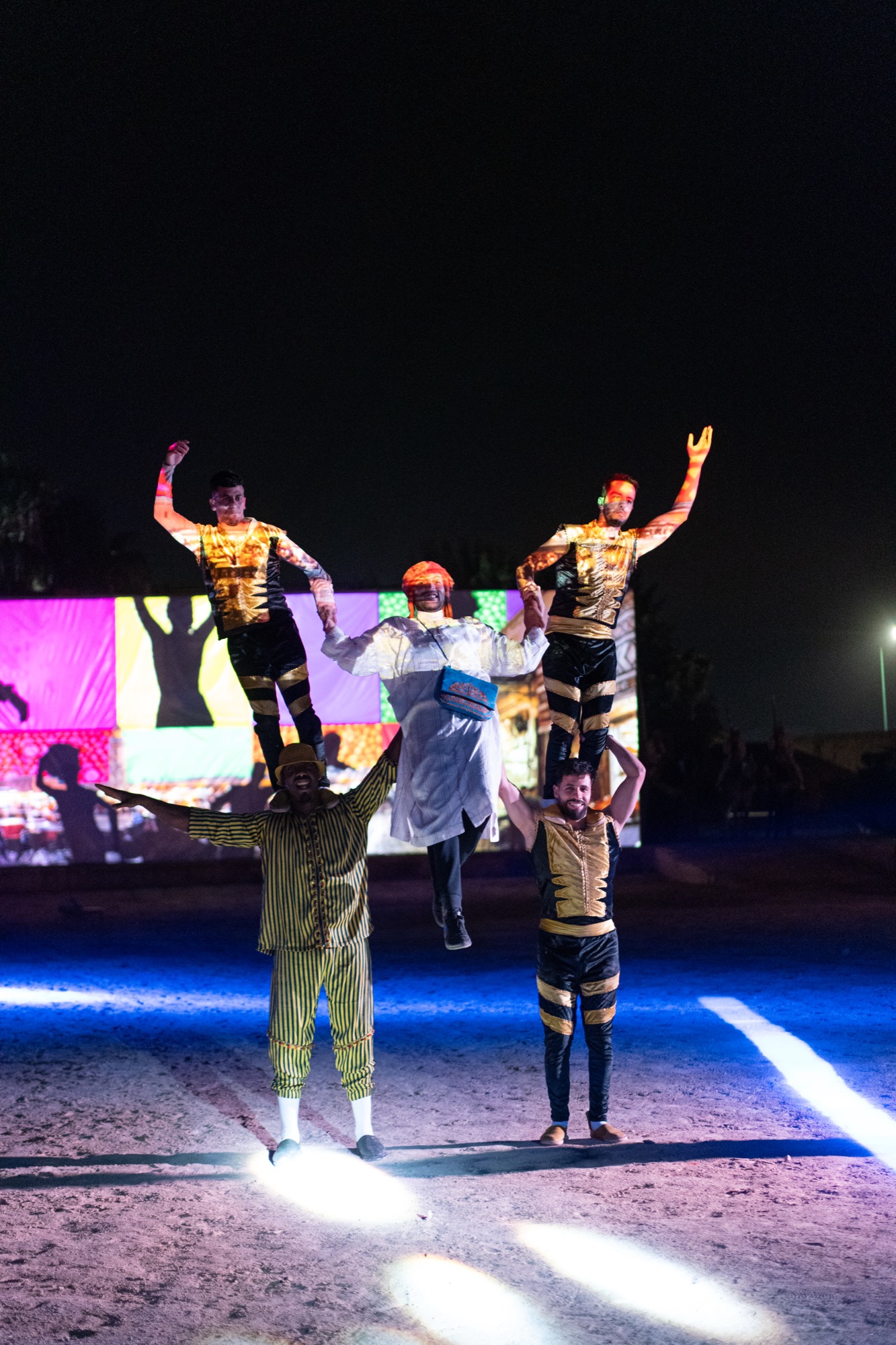 Acrobates en pyramide devant le mapping immersif