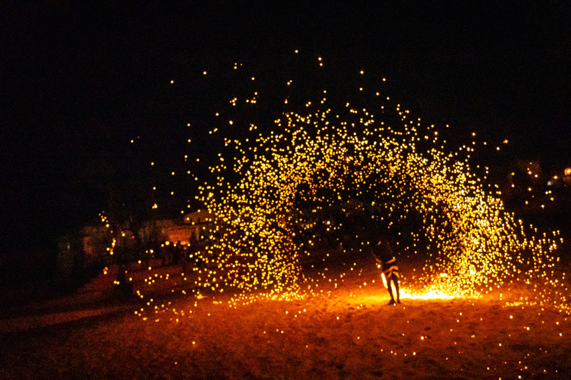 Artiste cracheur de feu et gerbe d'étincelles