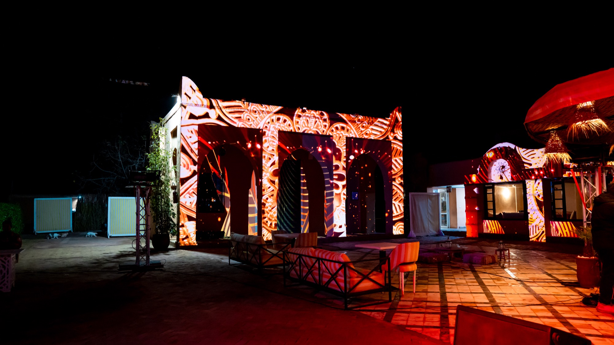 Mapping immersif rouge et or sur les arcades