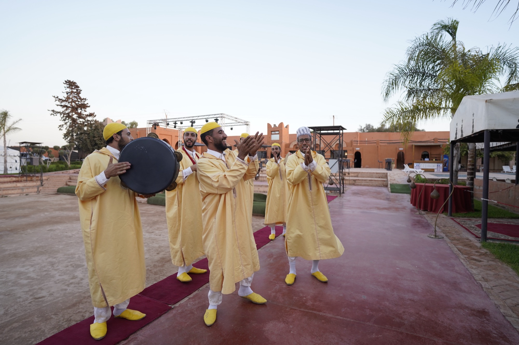 Troupe folklorique accueillant les invités