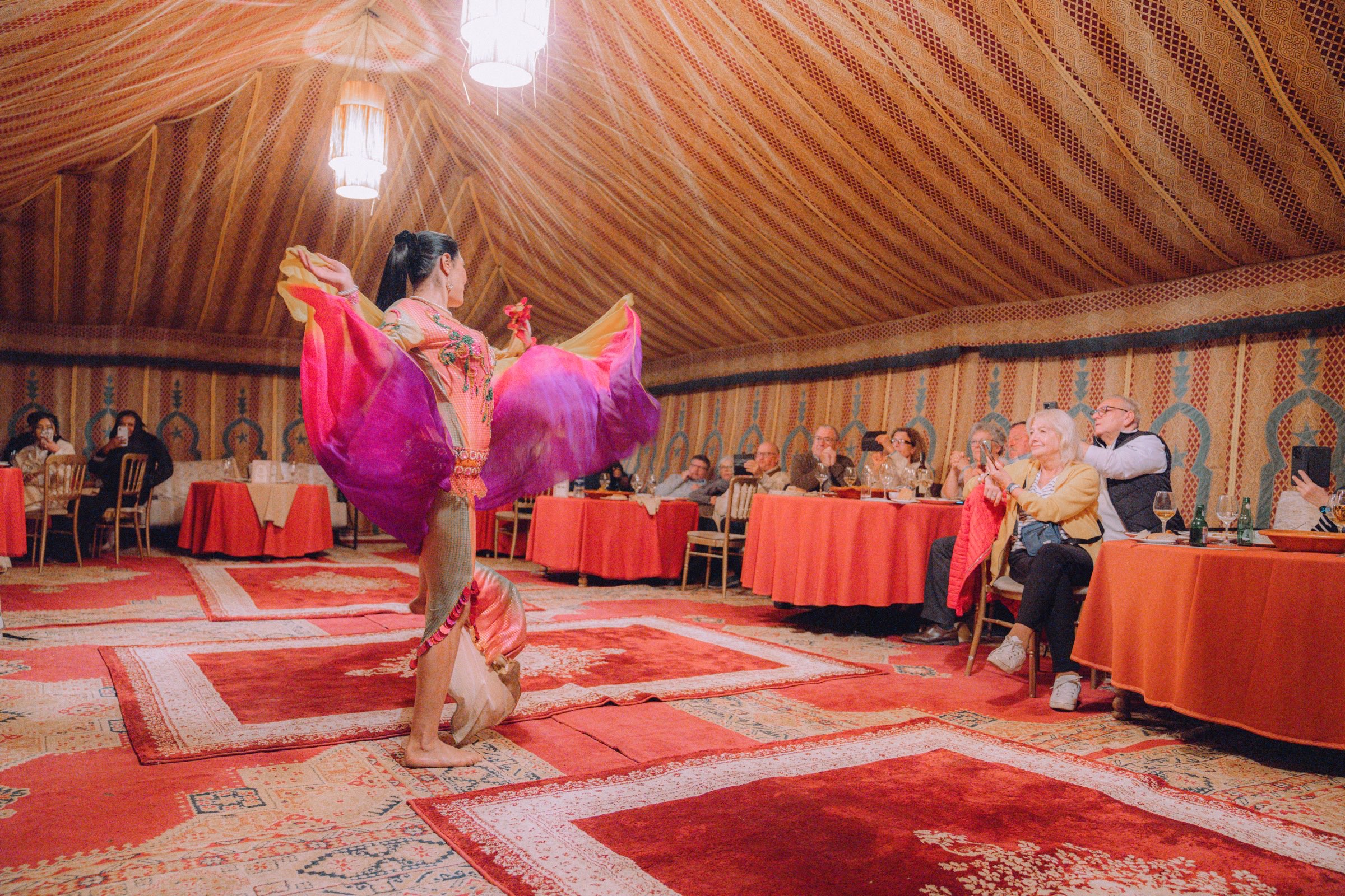 Intérieur des tentes caïdales avec danseuse